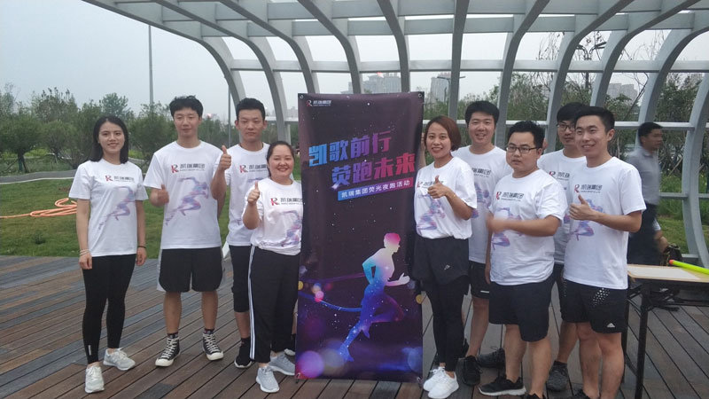 记百乐博集团2019年夏日荧光夜跑活动